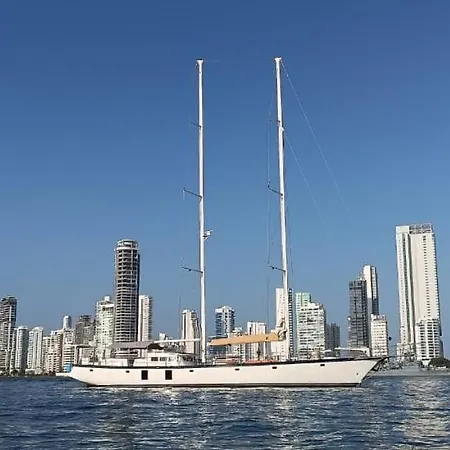 Hotel en barco Luxury Yacht